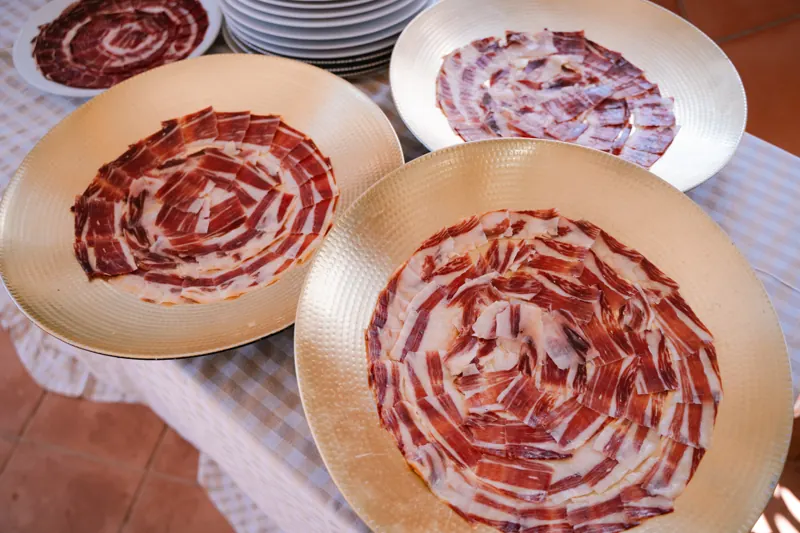 Platos de jamón ibérico cortado a cuchillo para el cóctel